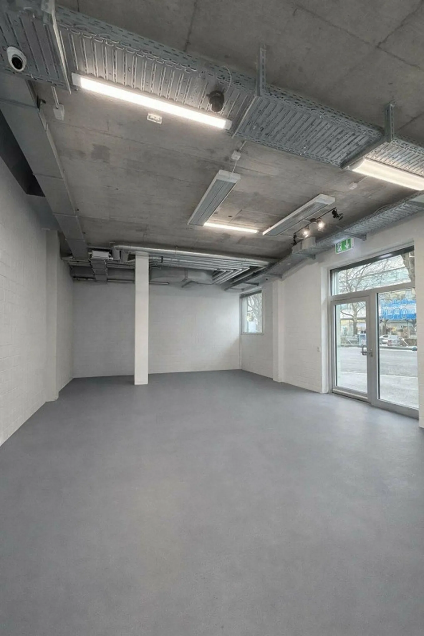 Attractive Sales/Service/Office Space – Main Traffic Axis (Good Location/Visibility) - Photo 4 of 13