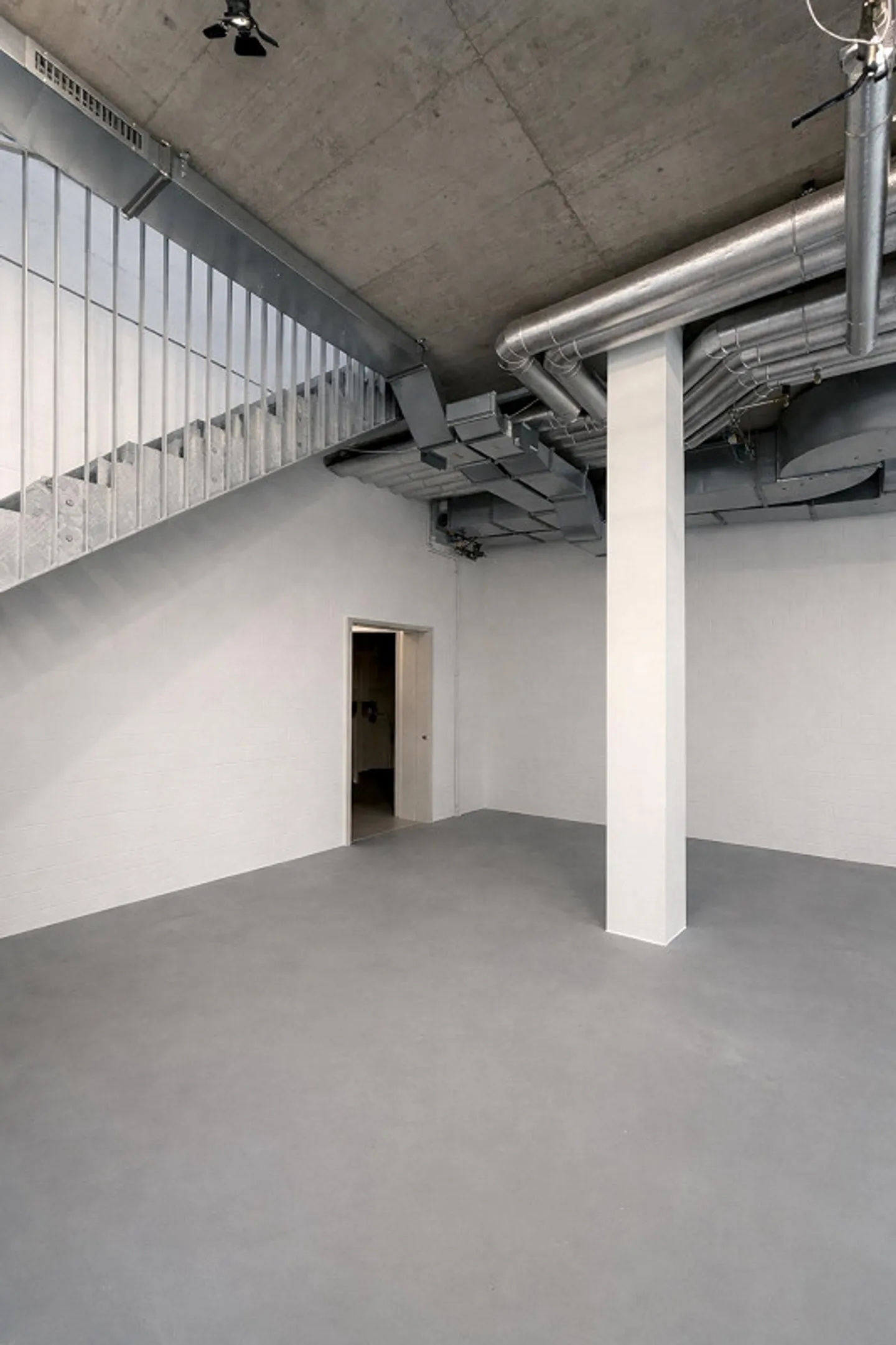 Attractive Sales/Service/Office Space – Main Traffic Axis (Good Location/Visibility) - Photo 5 of 13