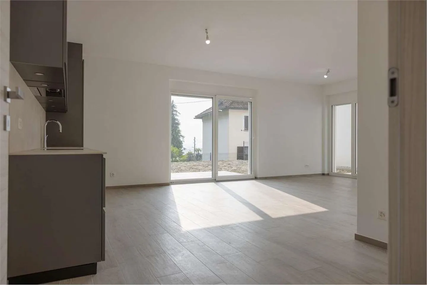 VILLA MINERGIE 4.5 ZIMMER IN SANT'ANTONINO - Foto 3 von 13