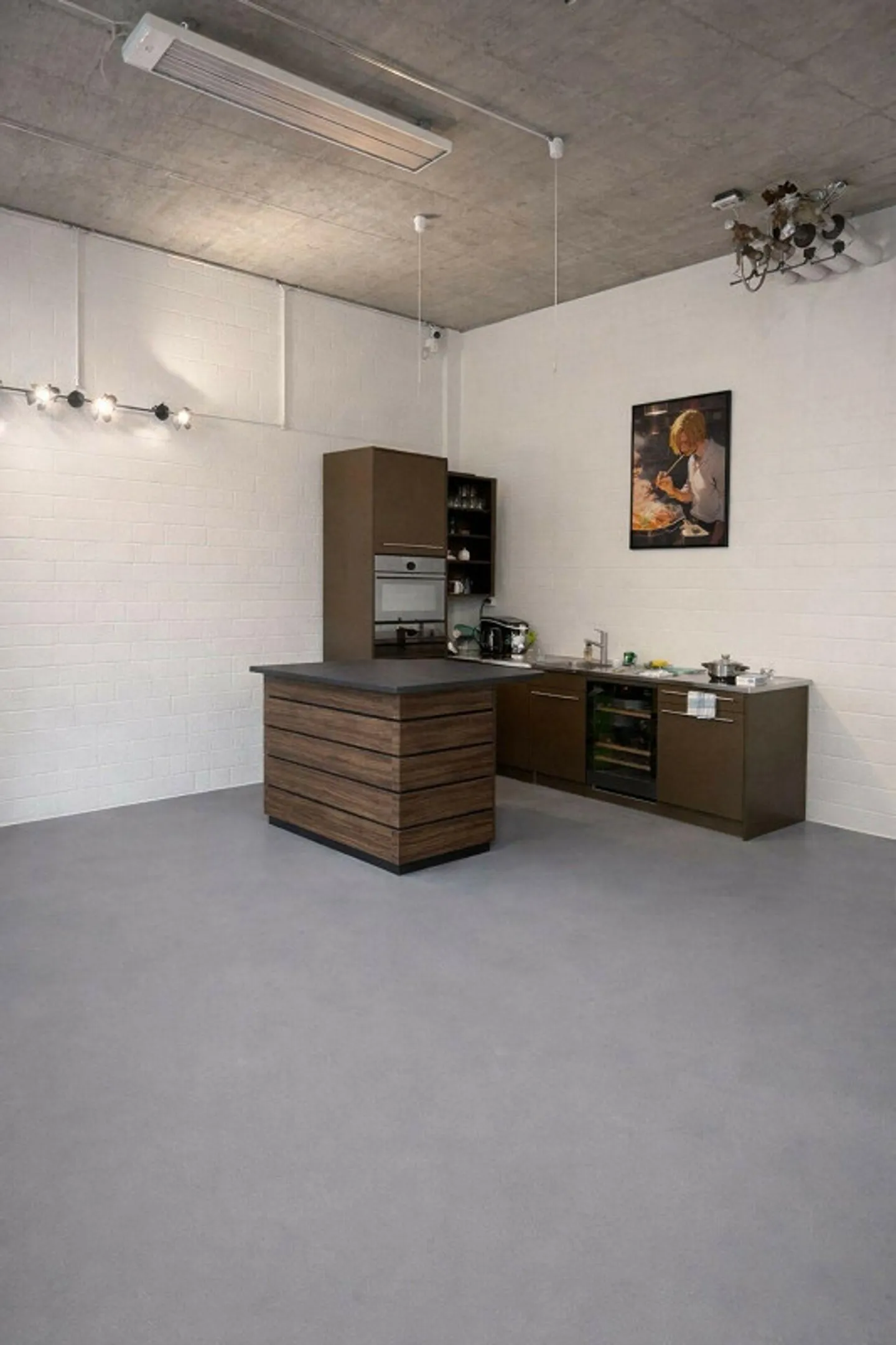 Attractive Sales/Service/Office Space – Main Traffic Axis (Good Location/Visibility) - Photo 8 of 13