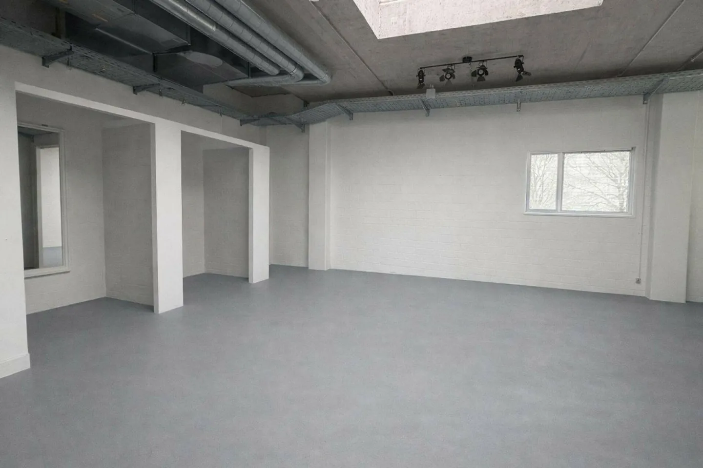 Attractive Sales/Service/Office Space – Main Traffic Axis (Good Location/Visibility) - Photo 10 of 13