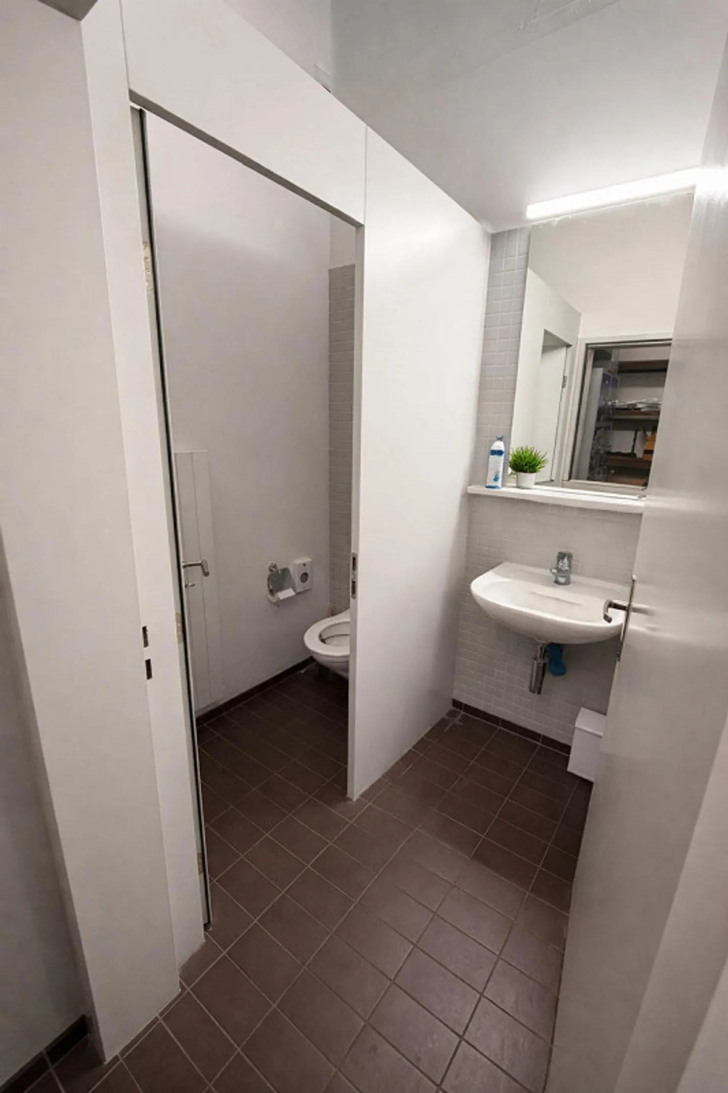 Attractive Sales/Service/Office Space – Main Traffic Axis (Good Location/Visibility) - Photo 11 of 13