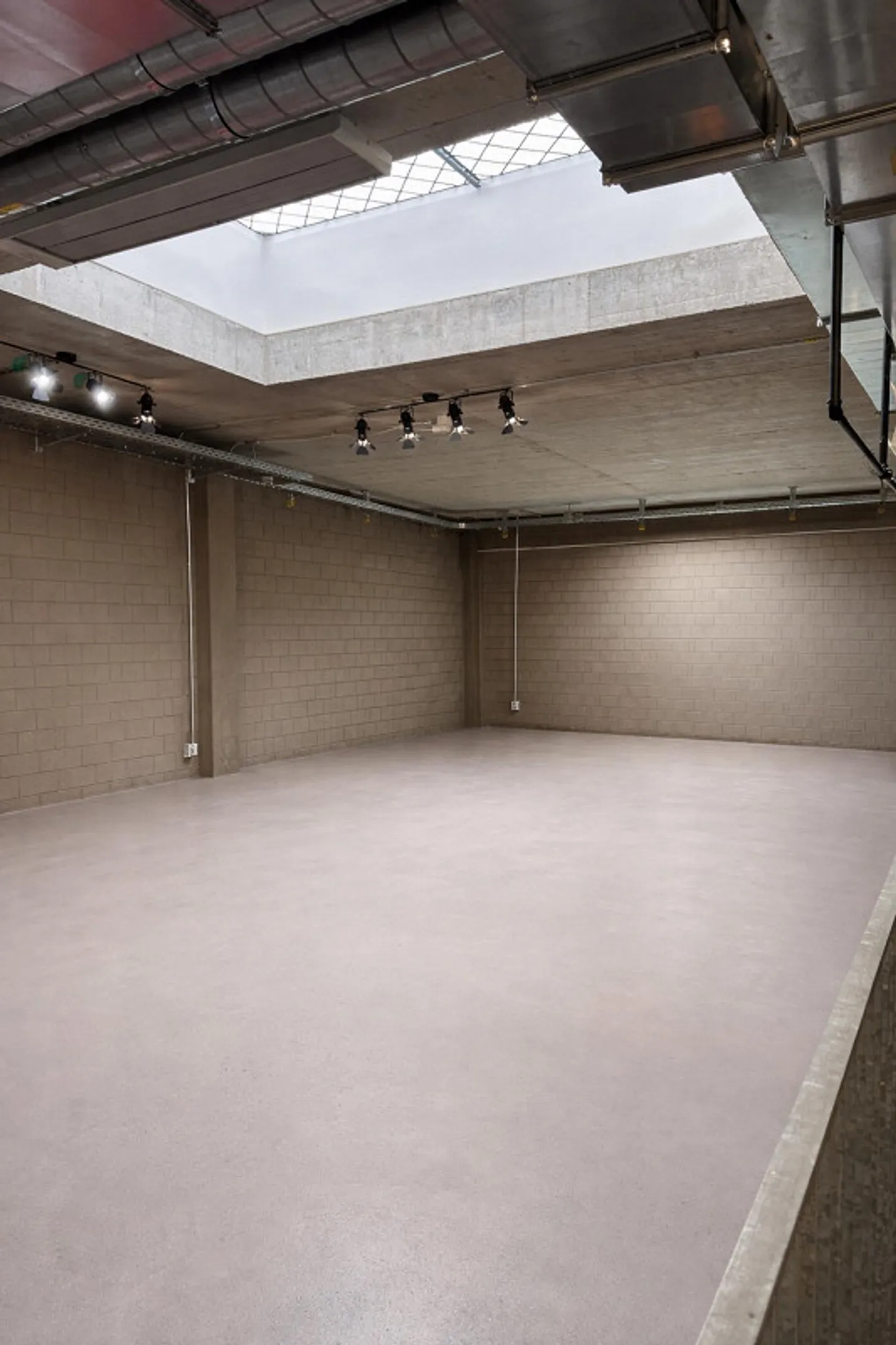 Attractive Sales/Service/Office Space – Main Traffic Axis (Good Location/Visibility) - Photo 12 of 13