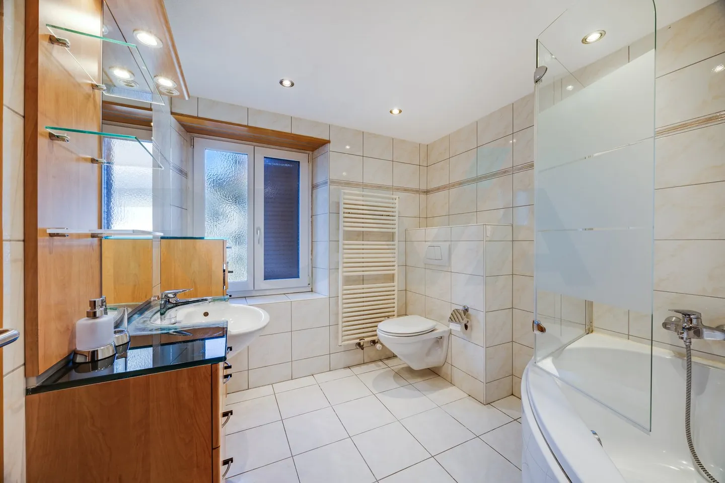 Propriété gastronomique spacieuse avec terrasse, salle d'événements et chambres d'hôtes - Photo 12 sur 15