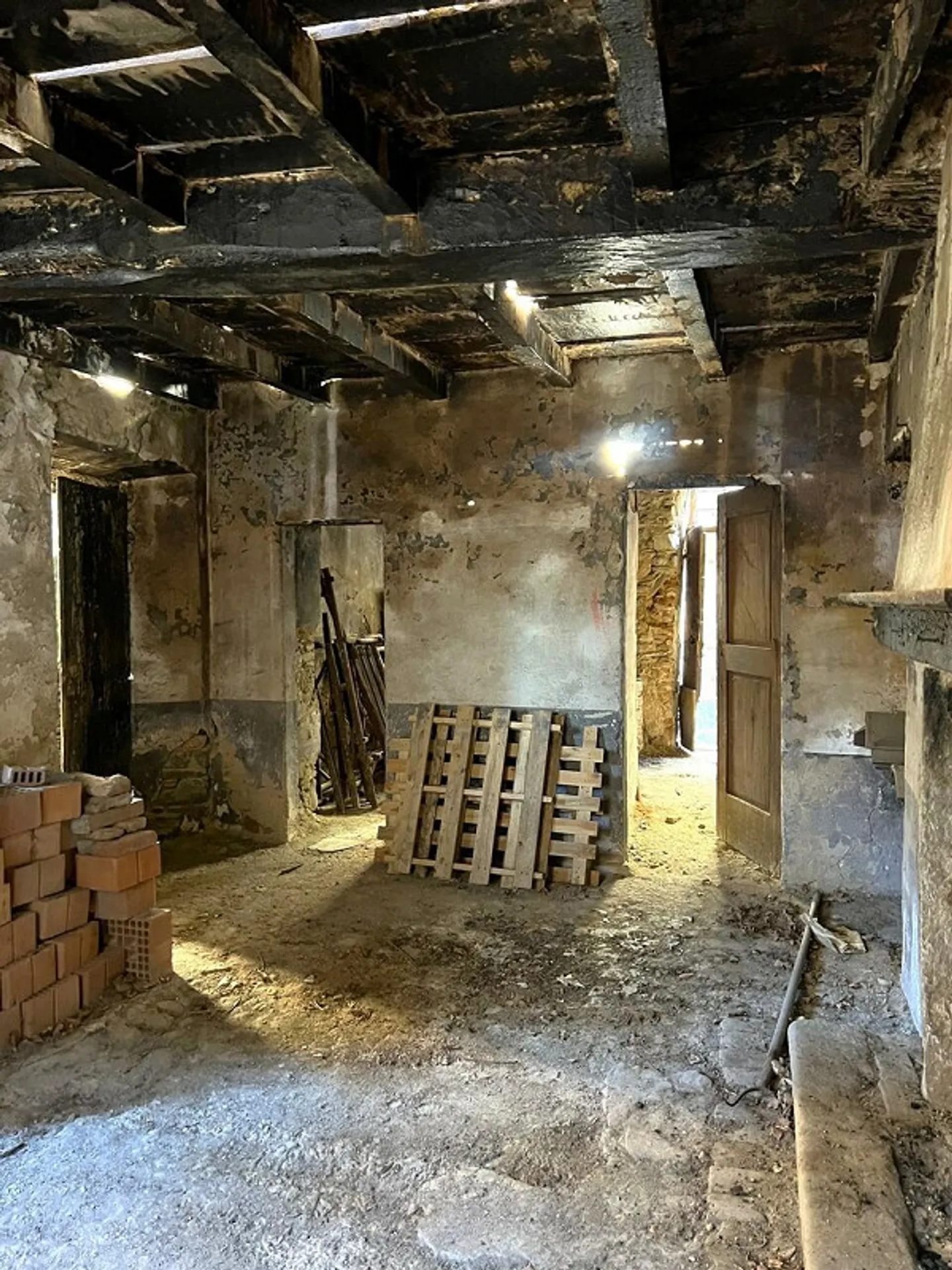 BRENO - Ticinese House in the core (to be renovated) - Photo 7 of 12
