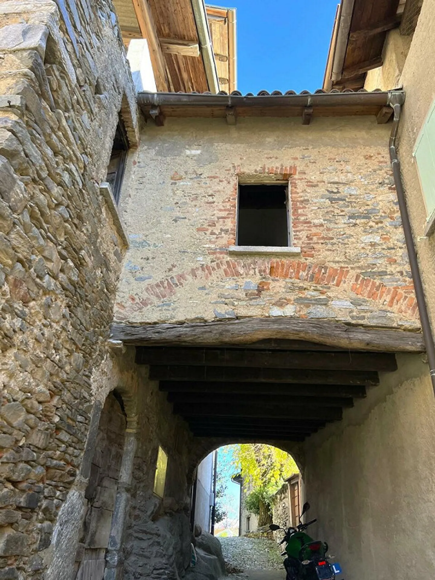BRENO - Ticinese House in the core (to be renovated) - Photo 5 of 12