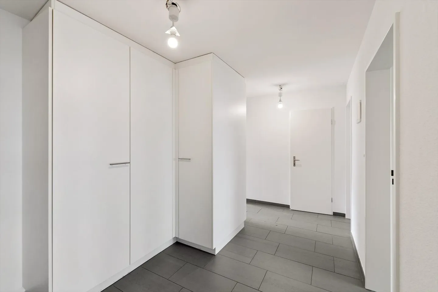 3.5 Room Apartment - Photo 2 of 9