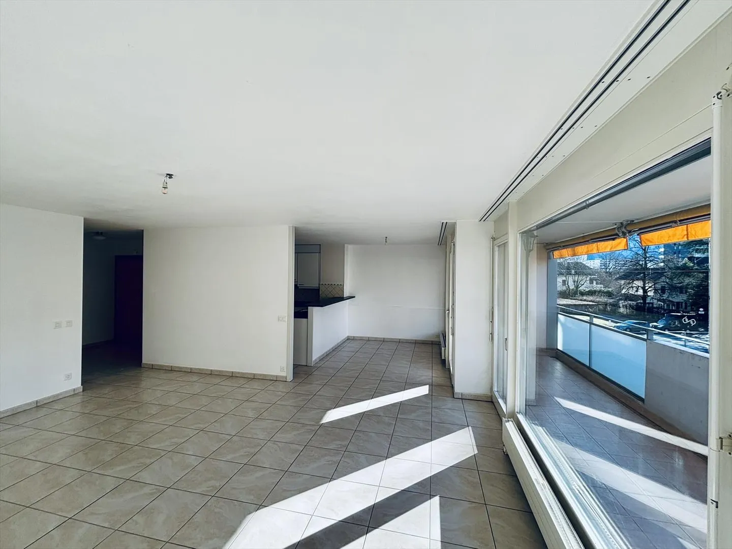 Beautiful CASATAX 4-room apartment in Lancy - Photo 2 of 11