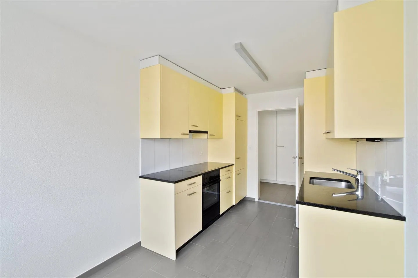 3.5 Room Apartment - Photo 3 of 9