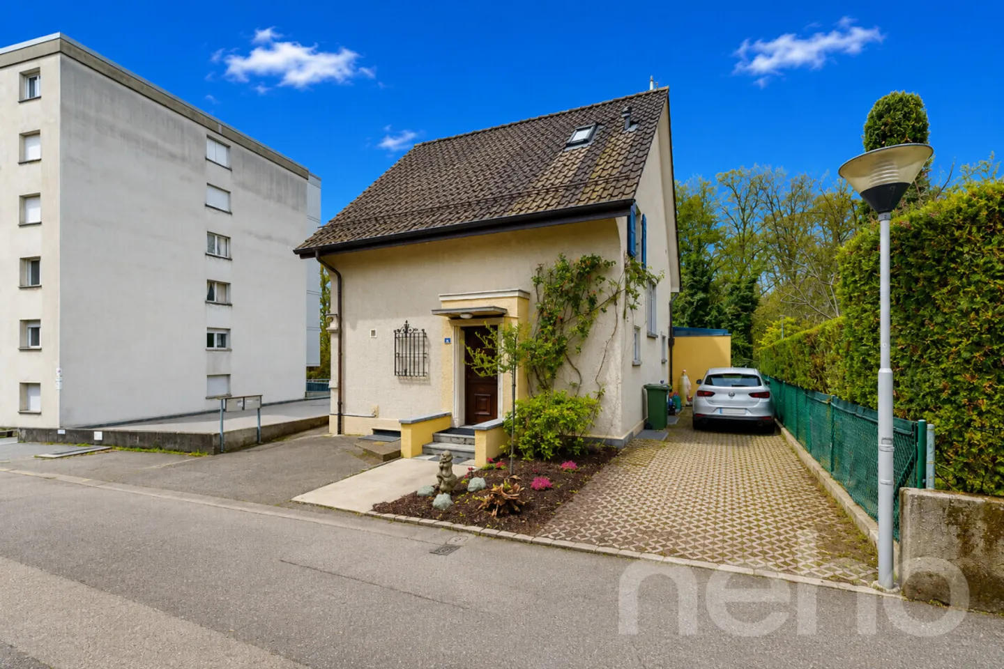 Appartement 5 pièces sur trois niveaux avec 150 m² à aménager, sous-sol aménagé - Photo 2 sur 12
