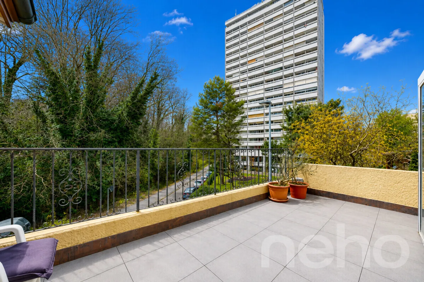Appartement 5 pièces sur trois niveaux avec 150 m² à aménager, sous-sol aménagé - Photo 3 sur 12