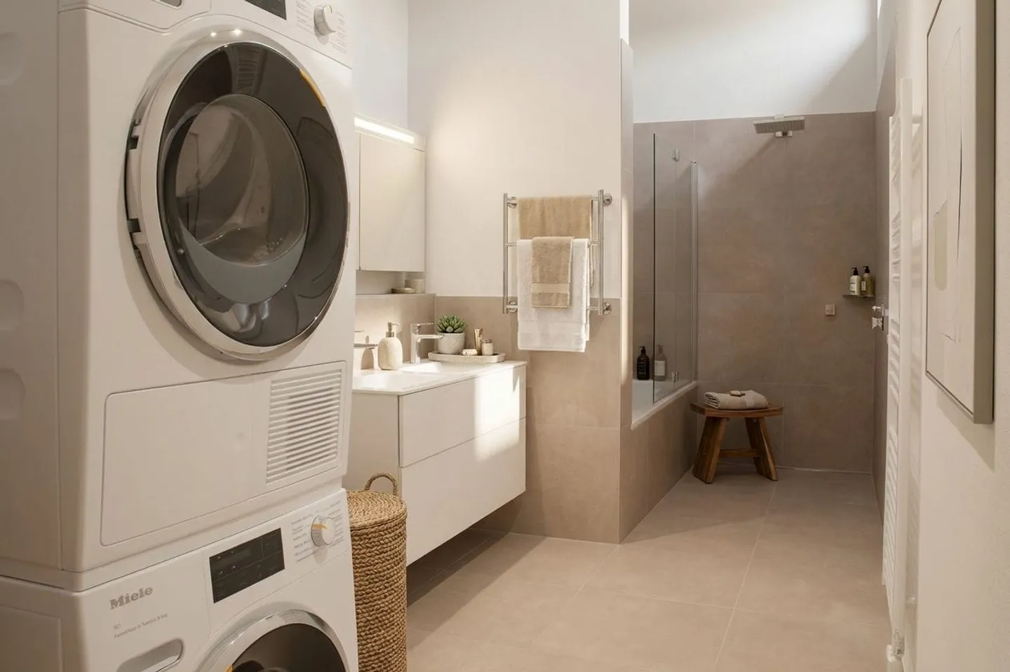 Living with a View. Spacious, Exclusive and Completely Renovated - Photo 7 of 8