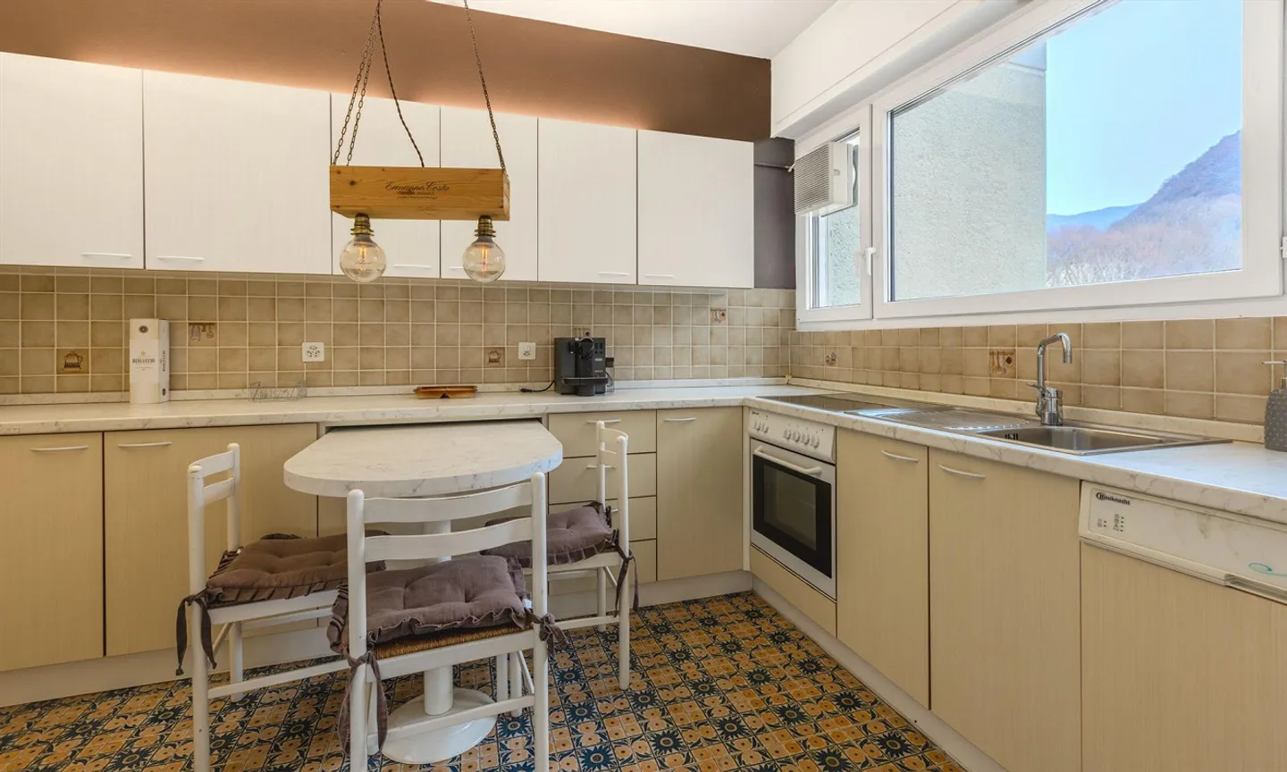 GELEGENHEIT - GERÄUMIGE 3.5 ZIMMER MIT GARAGE UND OFFENEM BLICK IN LUGANO - Foto 4 von 10