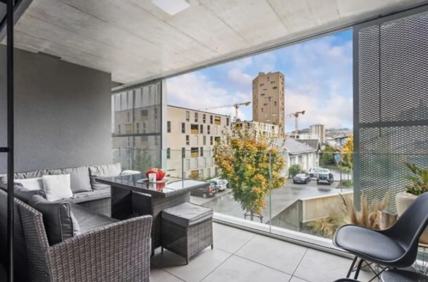 Wunderschöne moderne Wohnung mit 3,5 Zimmern (84 m2) in Fribourg - Foto 3 von 11