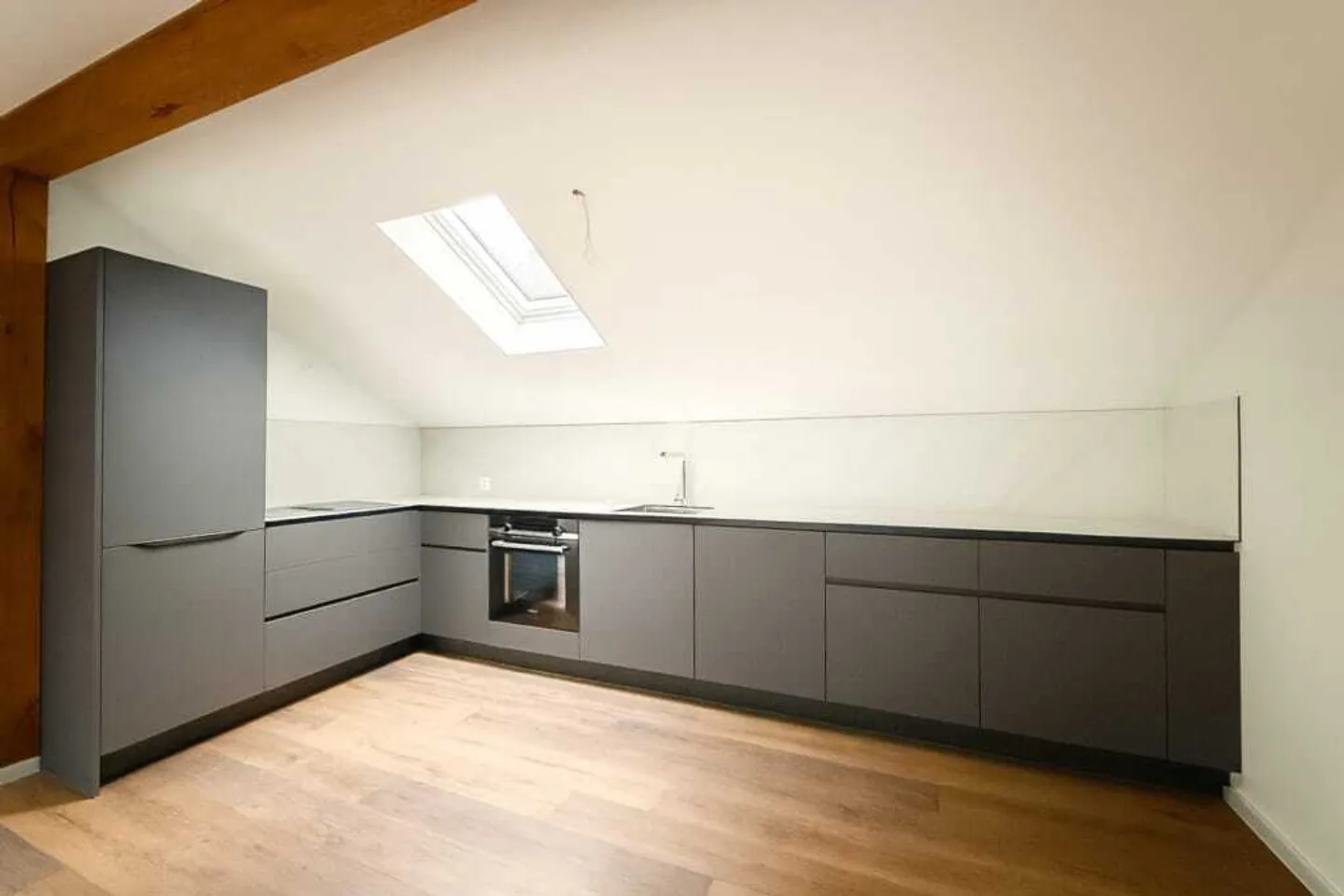 Freshly renovated 1.5-room attic apartment with style in Grenchen - Photo 1 of 5
