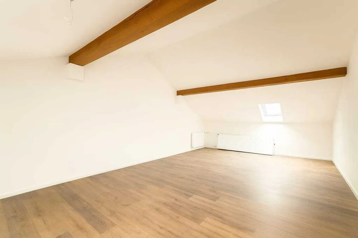 Freshly renovated 1.5-room attic apartment with style in Grenchen - Photo 2 of 5