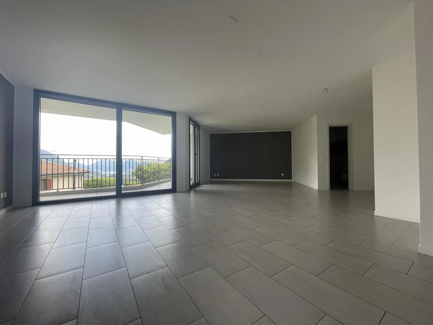 AMPIA CASA CONTIGUA 5.5 CON MERAVIGLIOSA VISTA LAGO - Foto 3 di 13