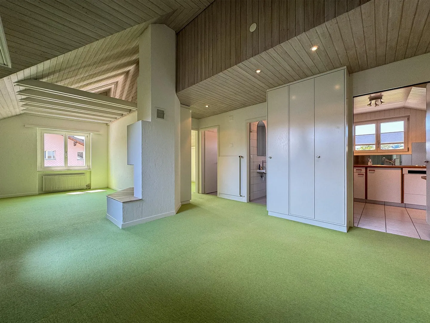 Appartement sous les combles 3½ pièces avec espace commercial dans un emplacement prisé (droit de construction) - Photo 1 sur 16