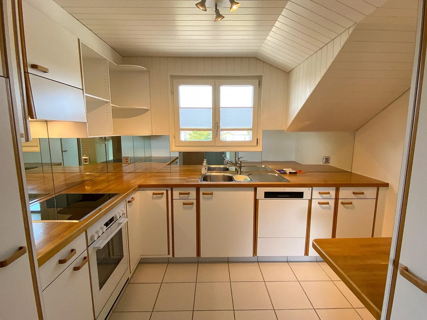 Appartement sous les combles 3½ pièces avec espace commercial dans un emplacement prisé (droit de construction) - Photo 4 sur 16