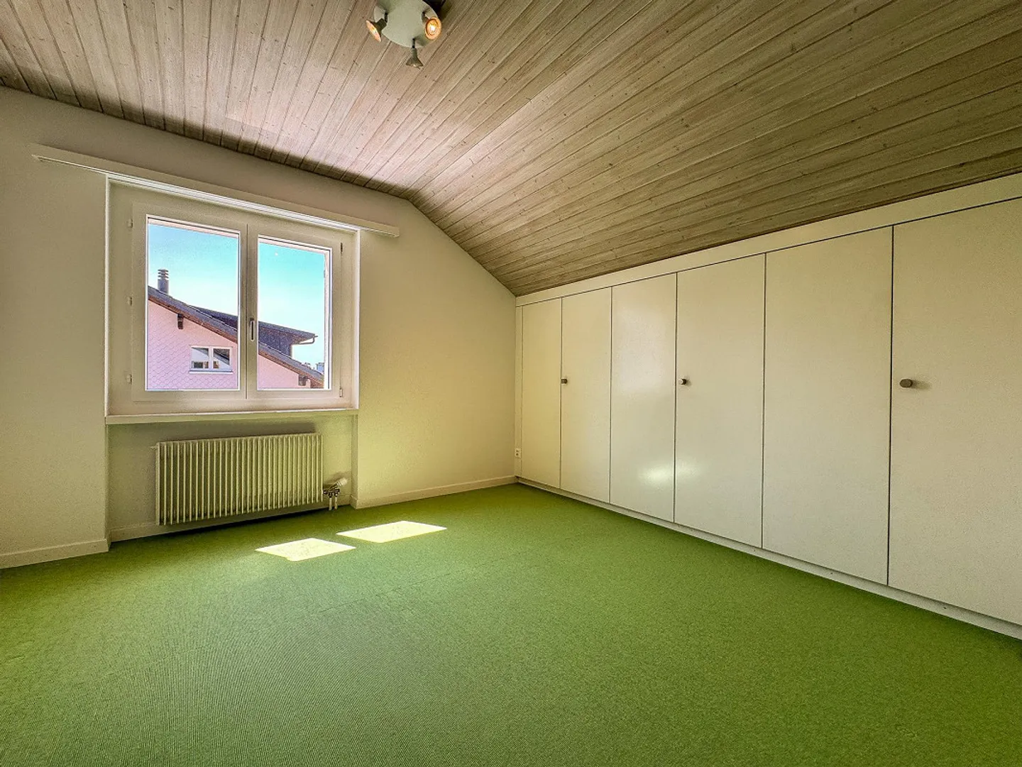 Appartement sous les combles 3½ pièces avec espace commercial dans un emplacement prisé (droit de construction) - Photo 7 sur 16