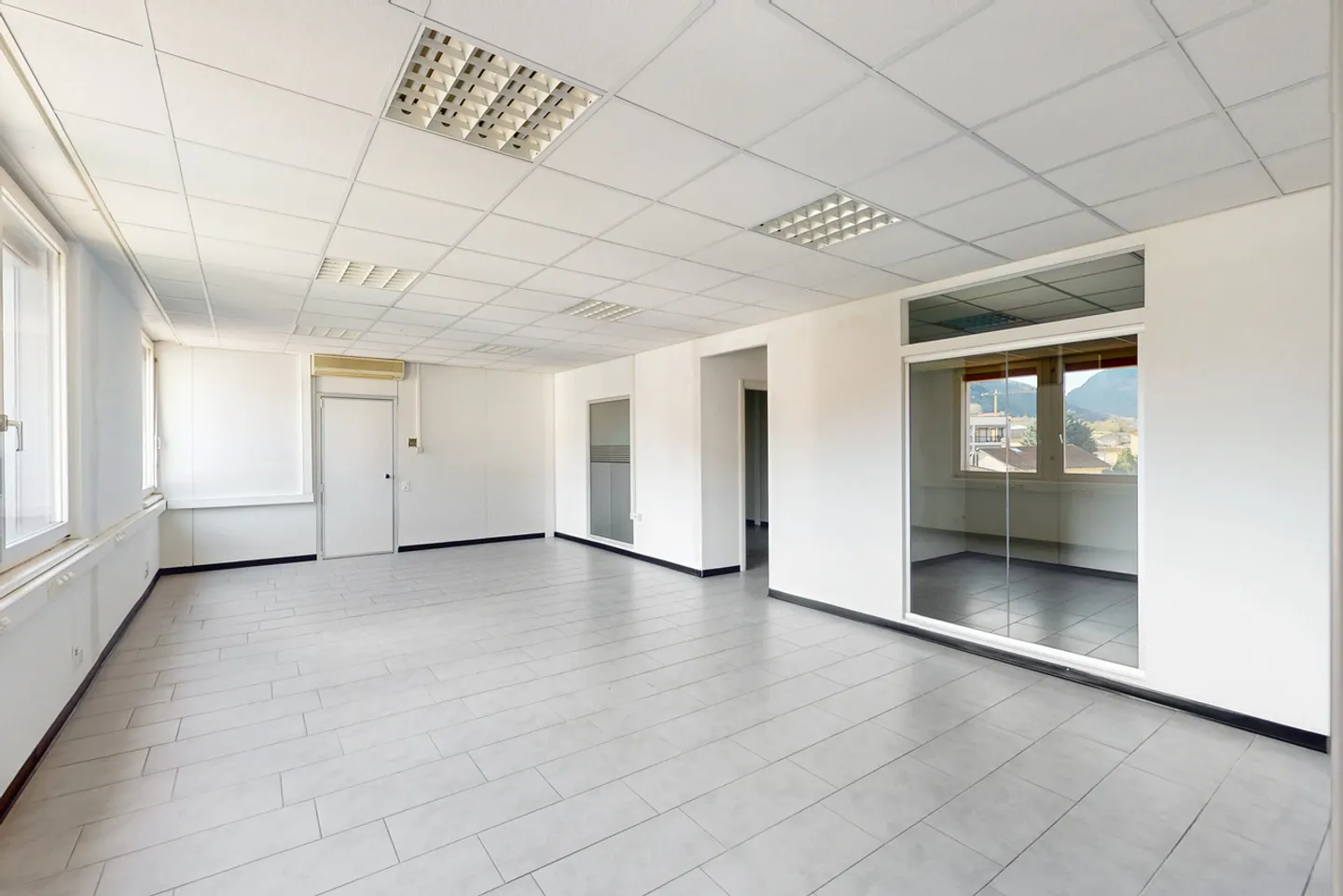 Spazio Commerciale Moderno a Rivera - Foto 1 di 9