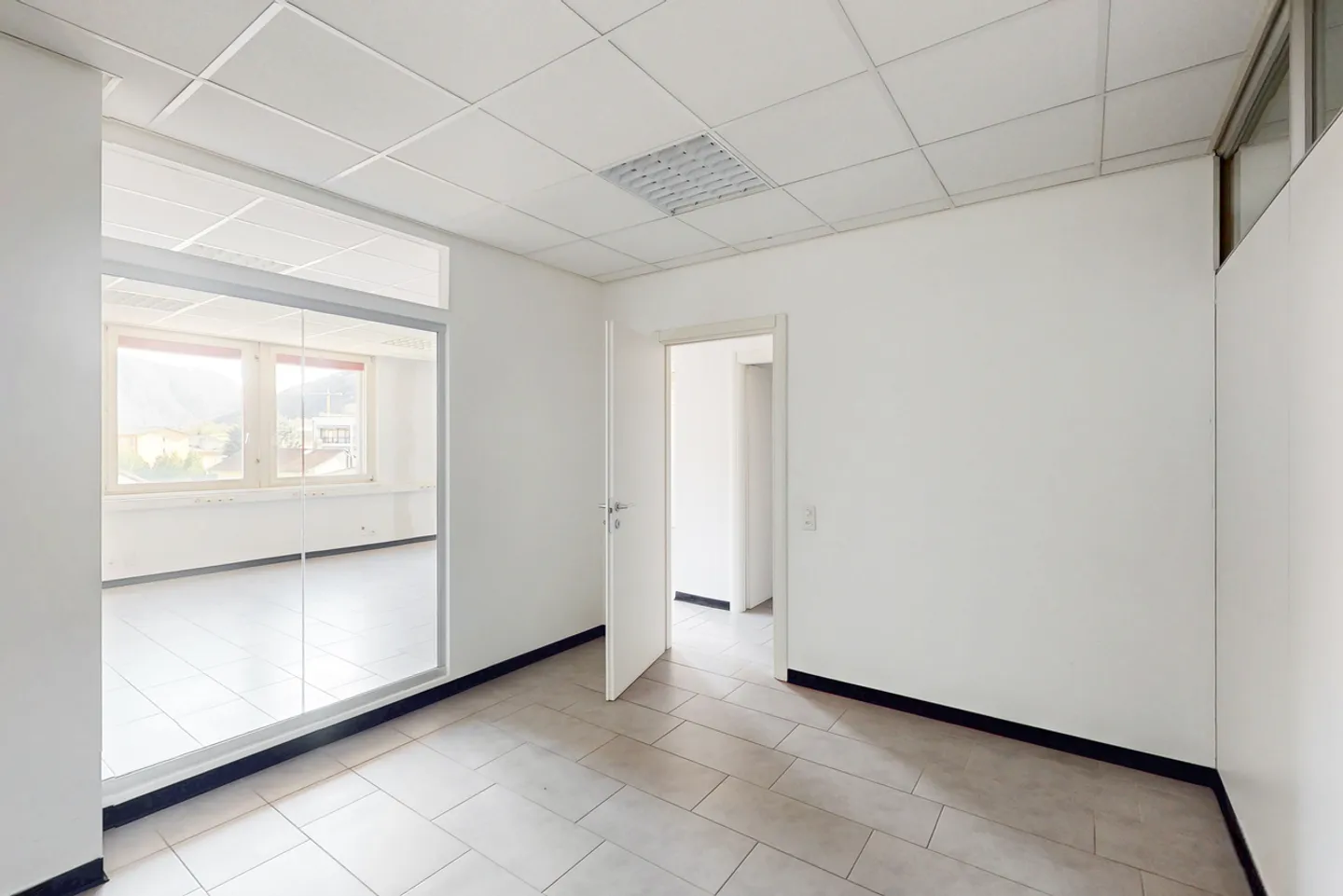 Spazio Commerciale Moderno a Rivera - Foto 3 di 9