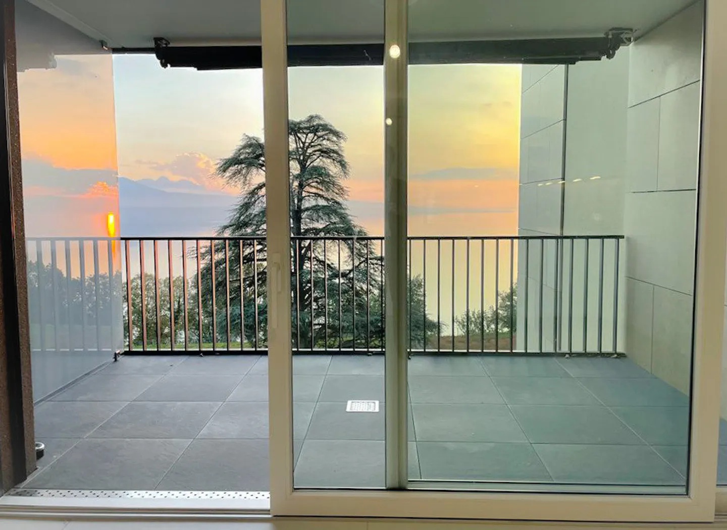 APPARTAMENTO SPAZIOSO 3.5 STANZE CON VISTA MOZZAFIATO! - Foto 2 di 7