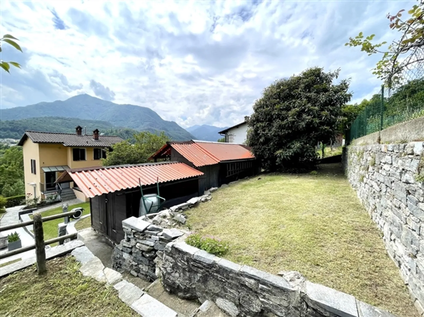 Casa con Due Appartamenti - Foto 1 di 14