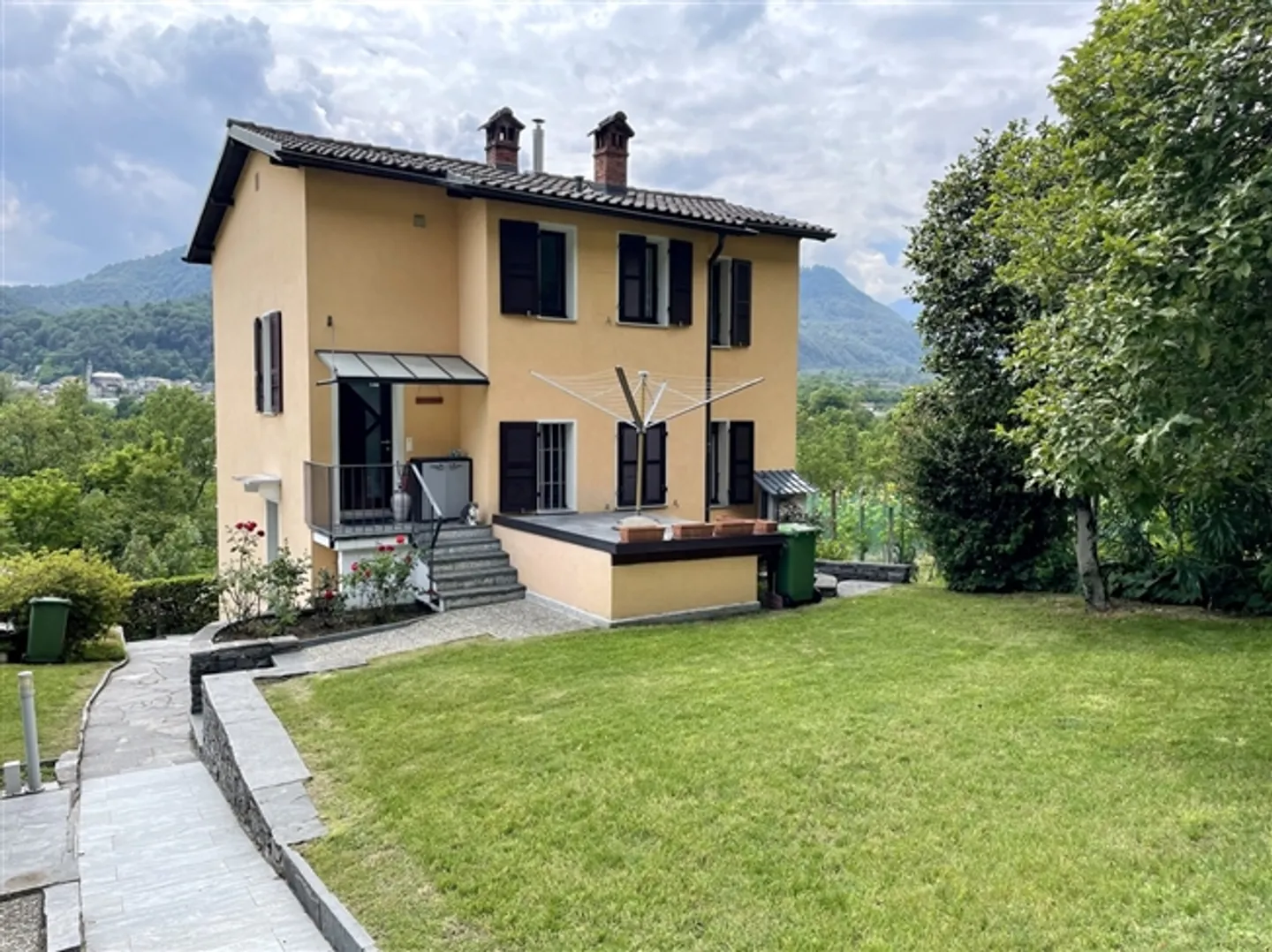 Casa con Due Appartamenti - Foto 2 di 14