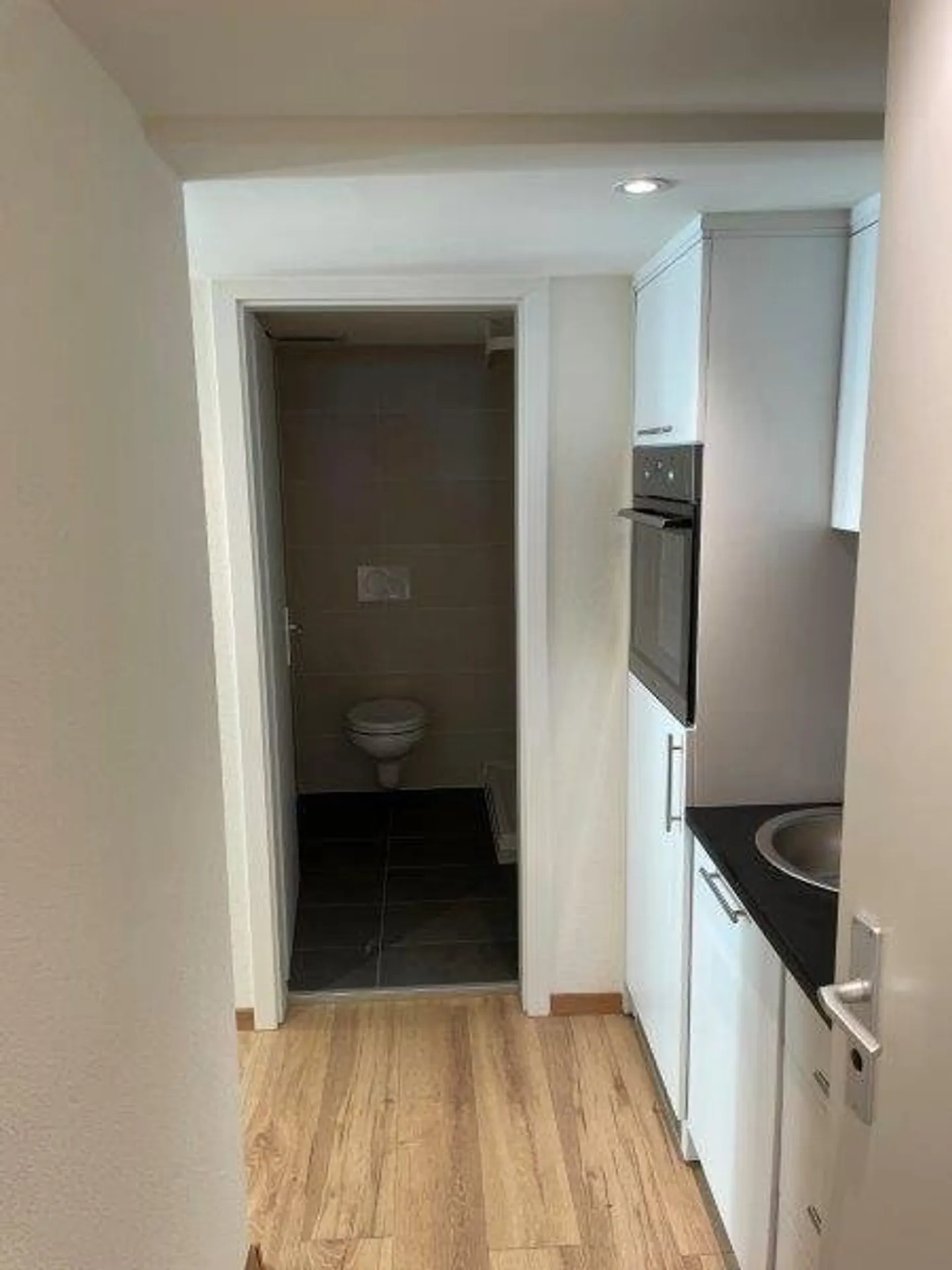 Studios récemment rénovés et modernes avec balcon à louer - Photo 3 sur 7