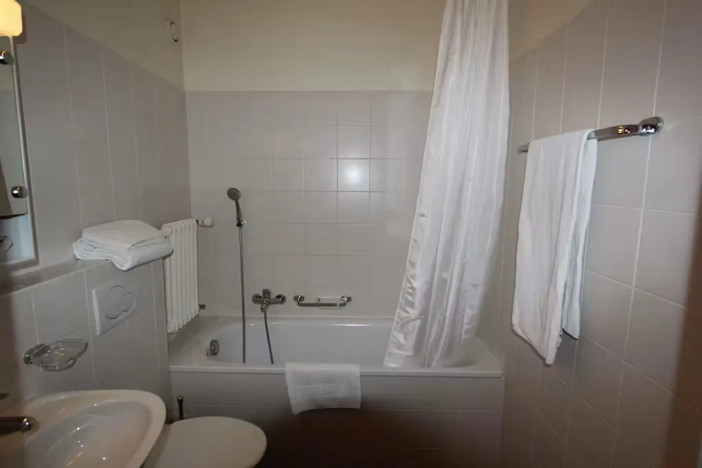 Charming Geneva Apartment - Photo 4 of 8