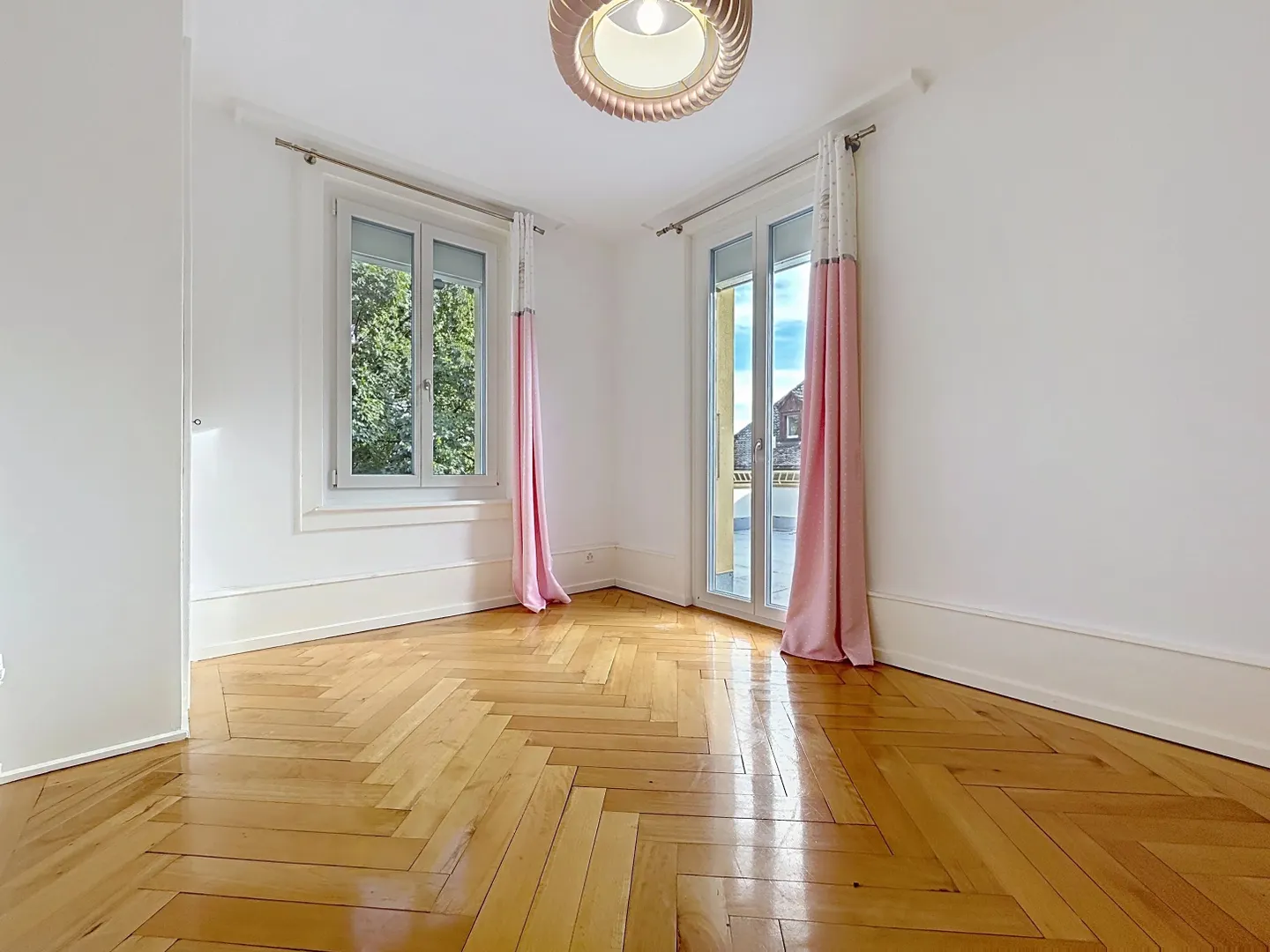 Spacious Detached House with Lake View - Photo 12 of 16