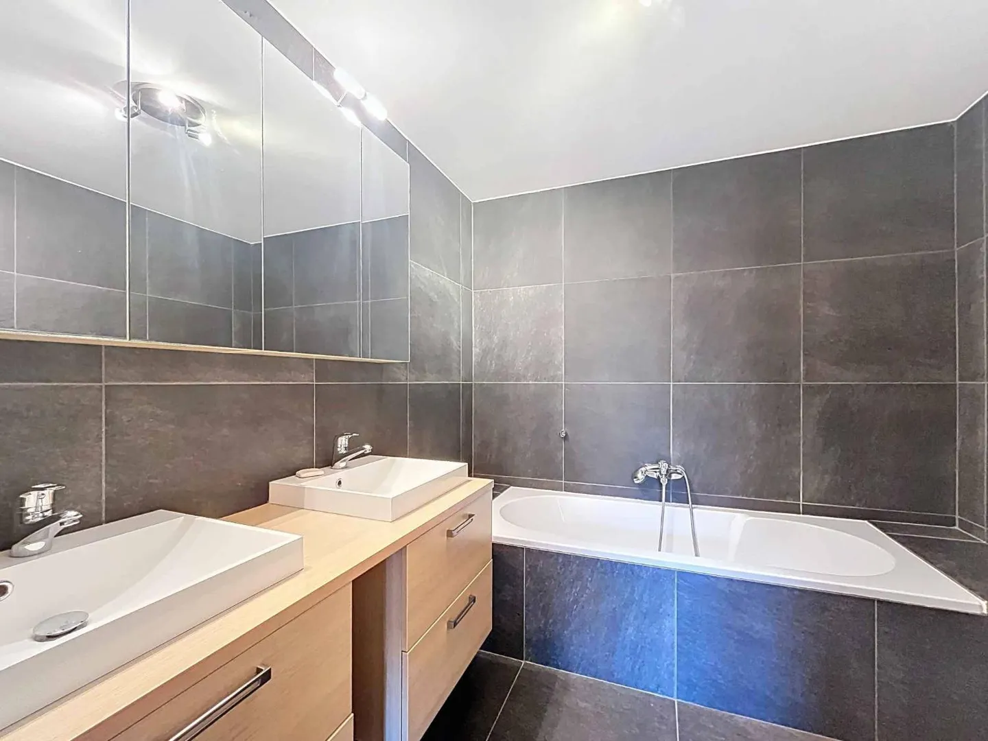 Contemporary 3.5-room apartment with stunning views - Photo 7 of 9