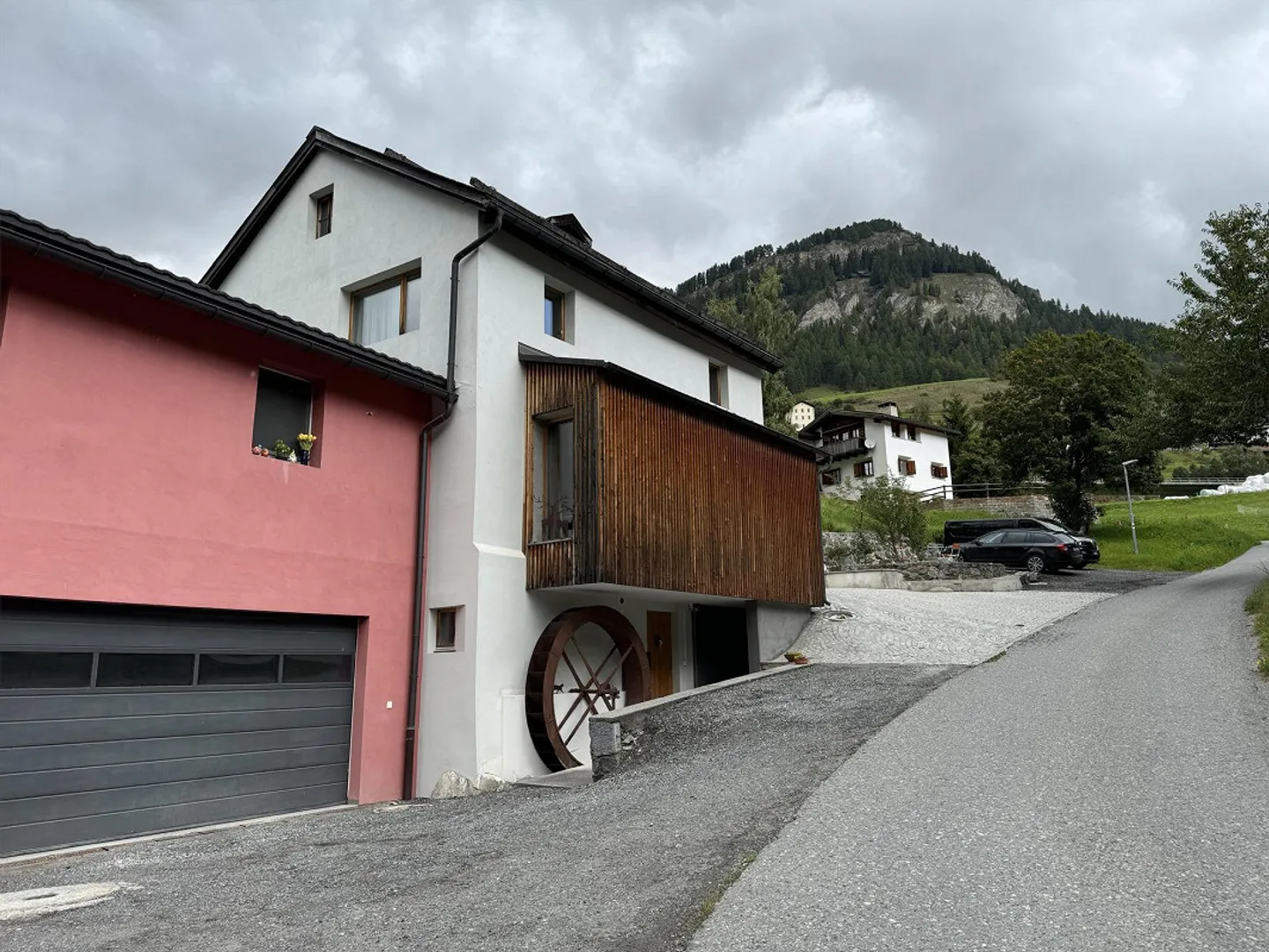 "Charmante 4.5-Zimmer-Maisonette-Wohnung mit Bergblick in Scuol " - Foto 1 von 27