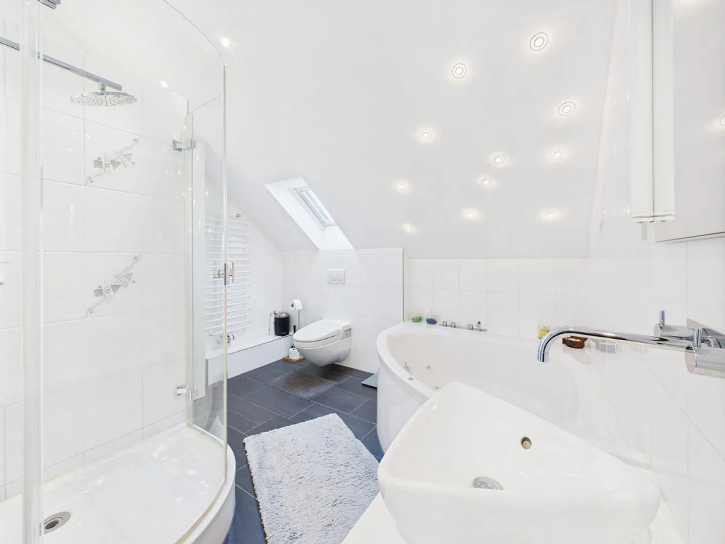 Maisonette-Dachwohnung avec vue panoramique dans un emplacement central - Photo 2 sur 9