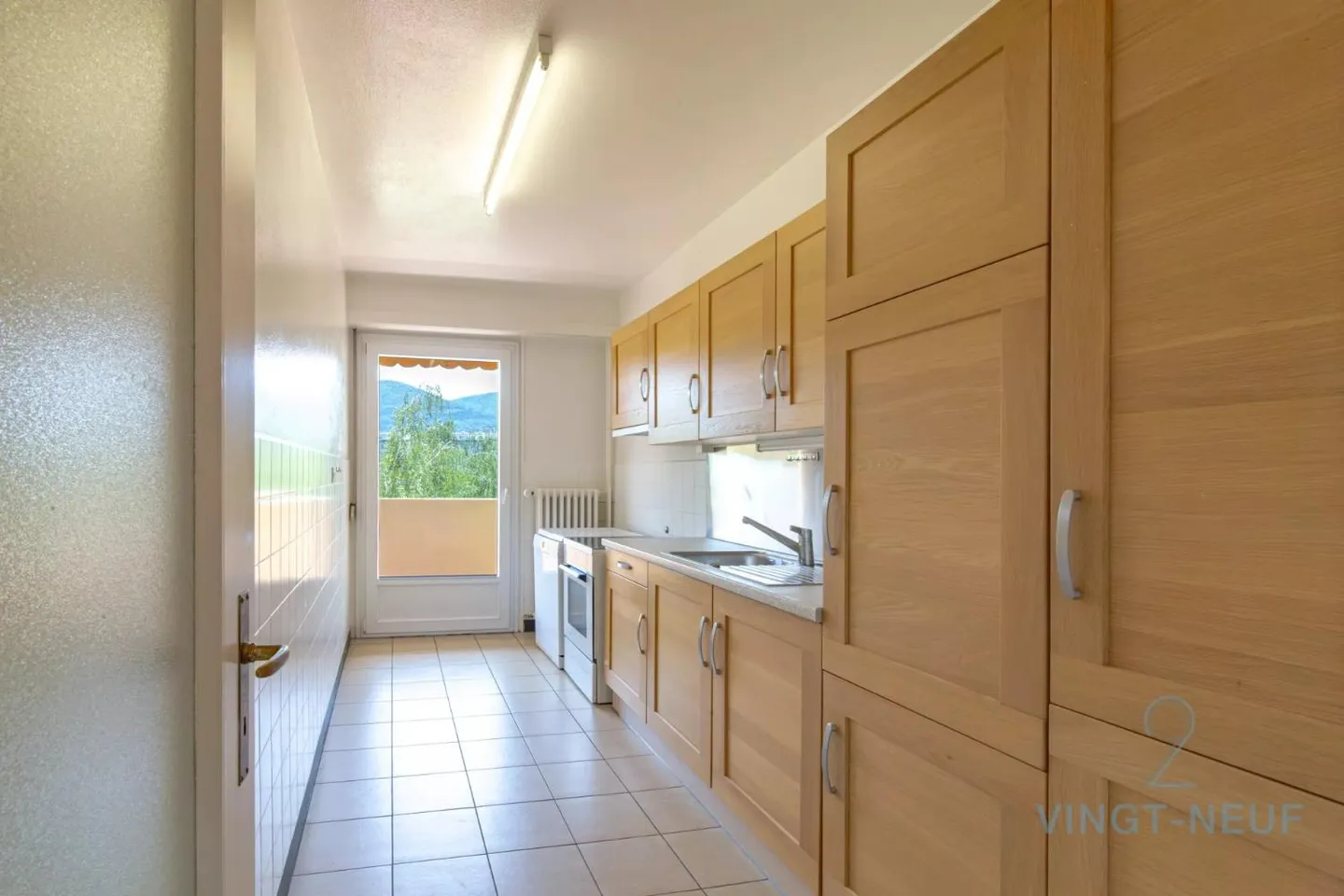 Ideal for a family - 5-room apartment close to amenities - Photo 2 of 9