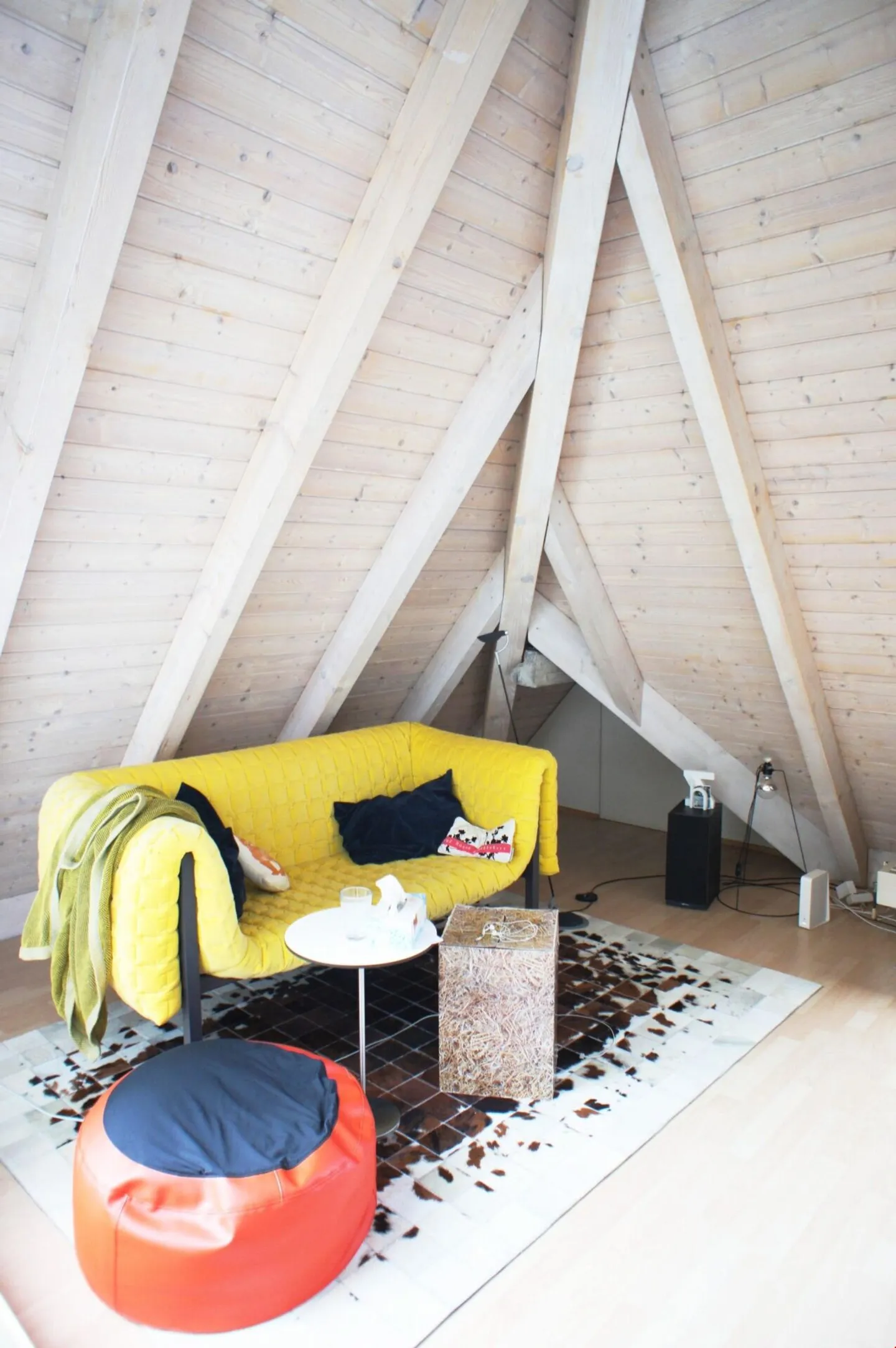 Limited until the end of April 26 - Charming penthouse apartment with roof terrace over Zurich! - Photo 3 of 11