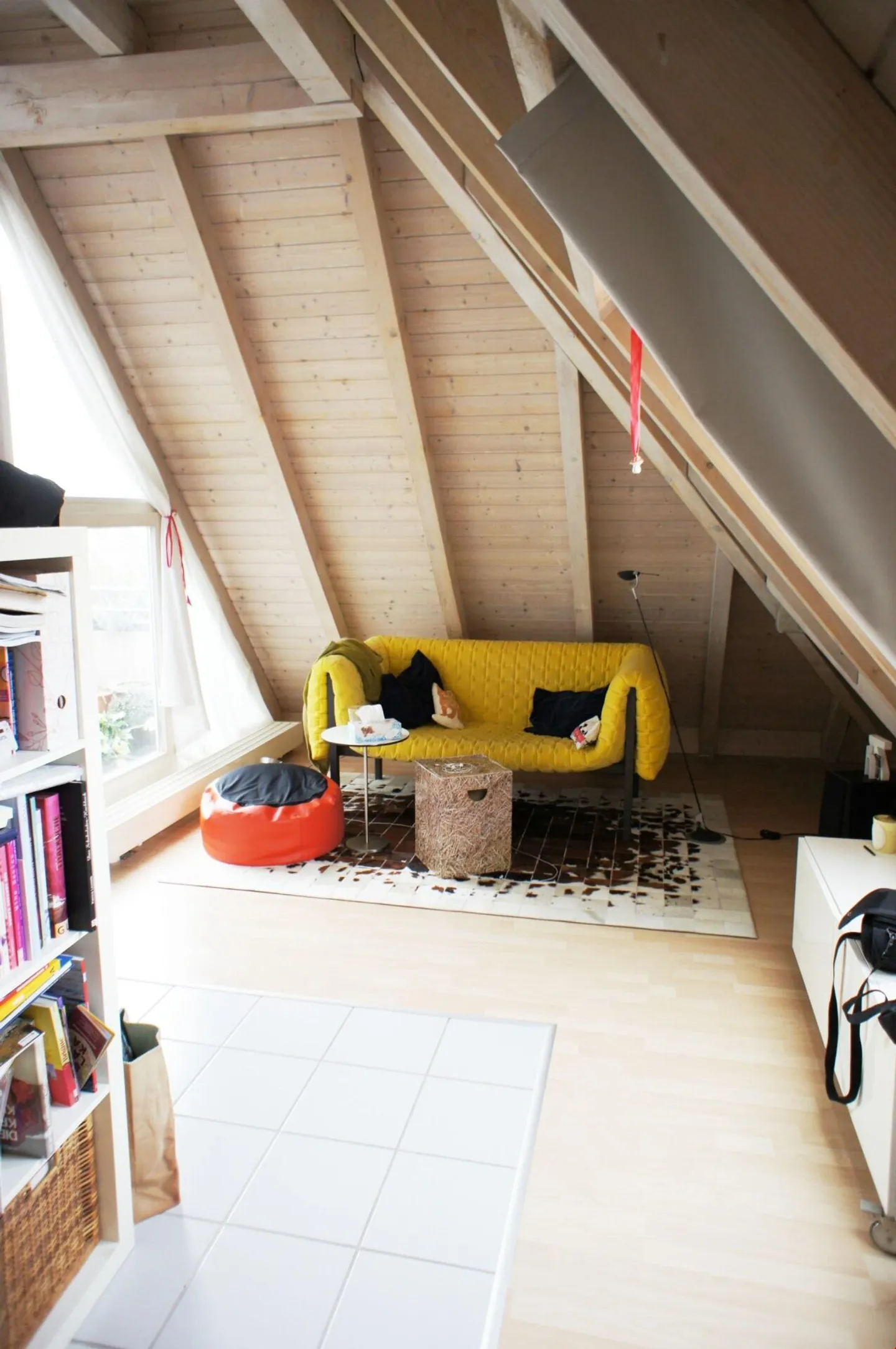 Limited until the end of April 26 - Charming penthouse apartment with roof terrace over Zurich! - Photo 4 of 11