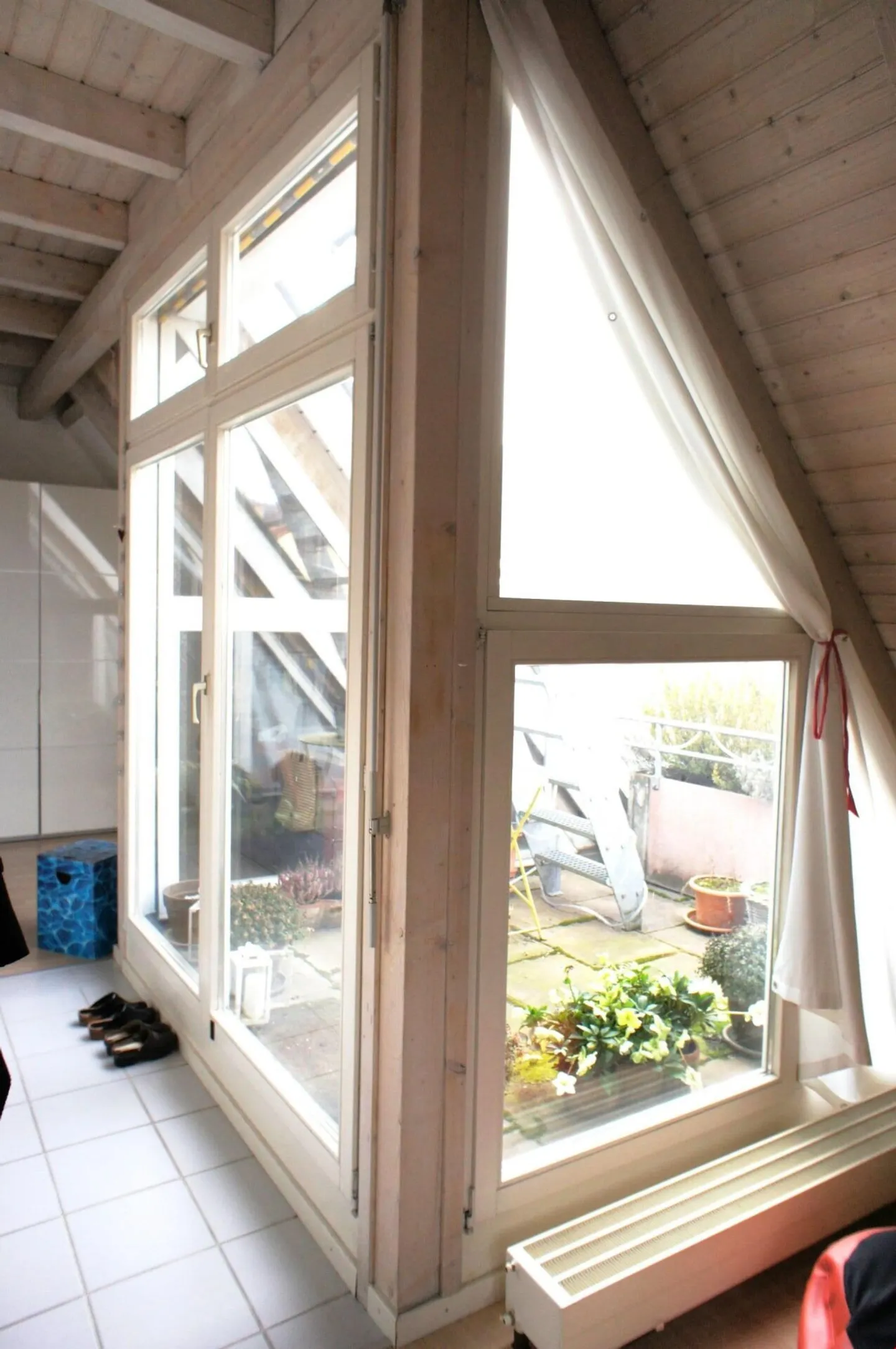 Limited until the end of April 26 - Charming penthouse apartment with roof terrace over Zurich! - Photo 5 of 11