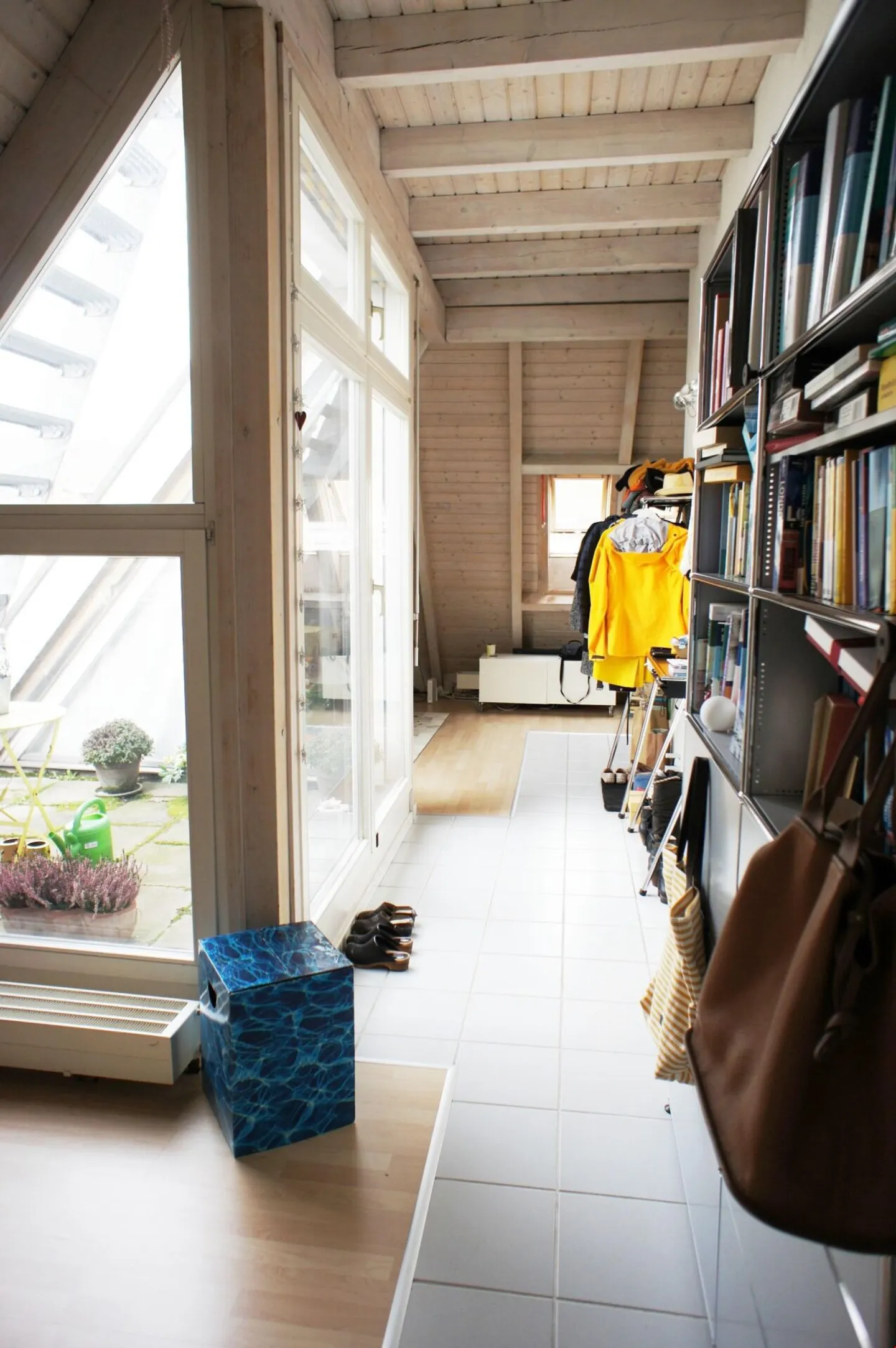 Limited until the end of April 26 - Charming penthouse apartment with roof terrace over Zurich! - Photo 7 of 11