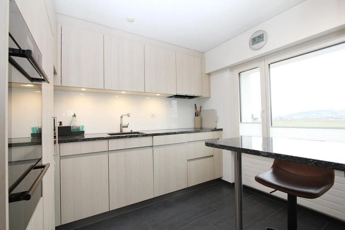 Well-maintained single-family house in a great location - Photo 3 of 11