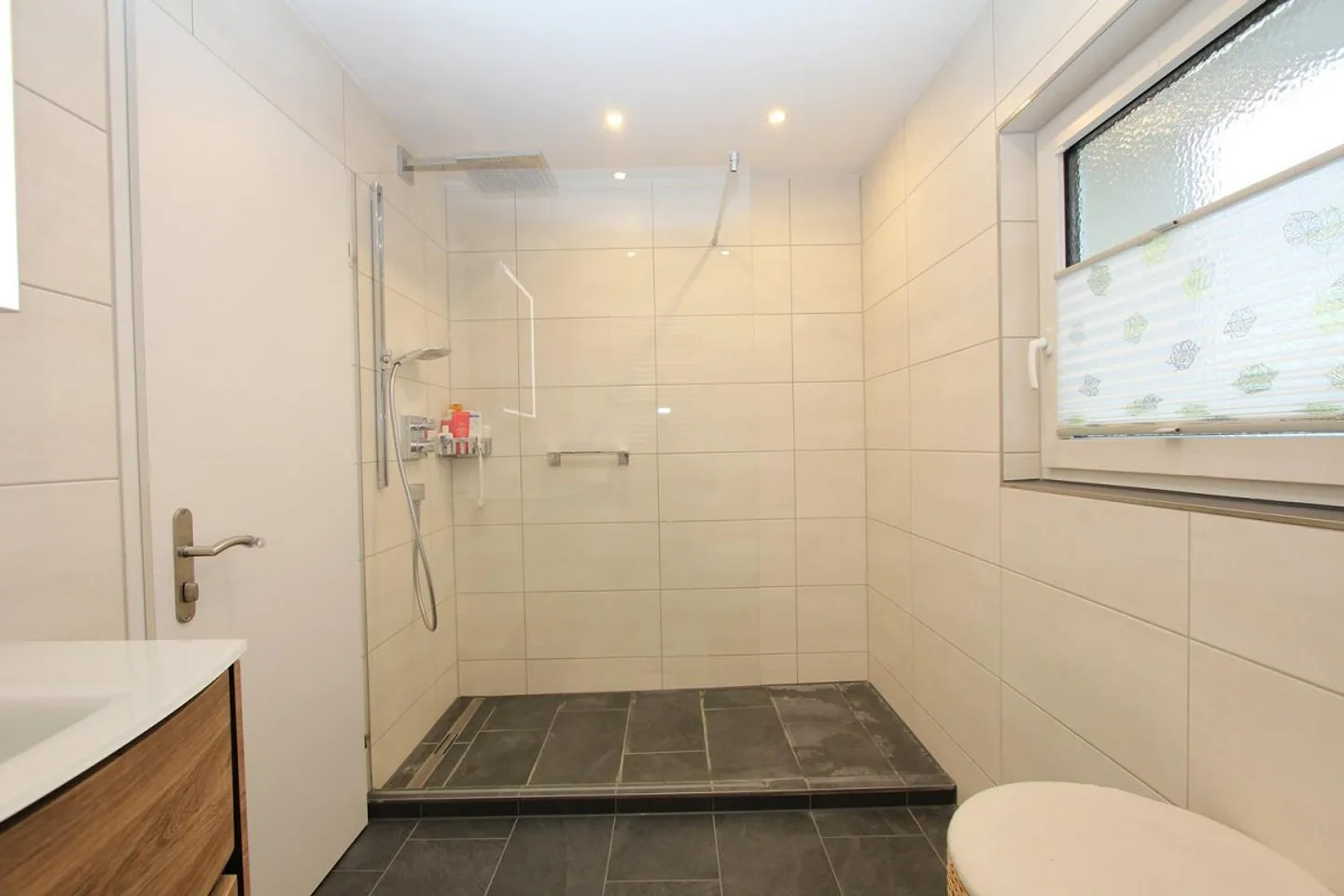 Well-maintained single-family house in a great location - Photo 5 of 11