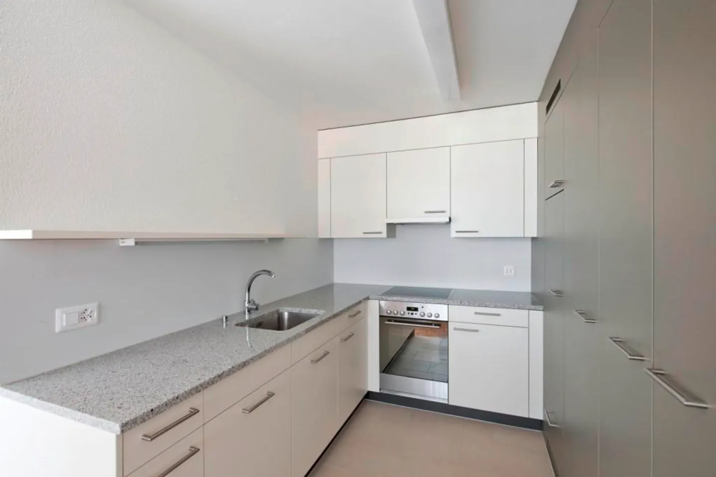 Apartment for rent - Photo 3 of 4