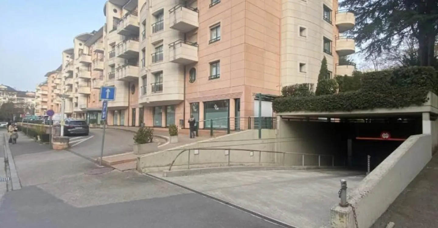 Arcade in un'area residenziale - Foto 1 di 11