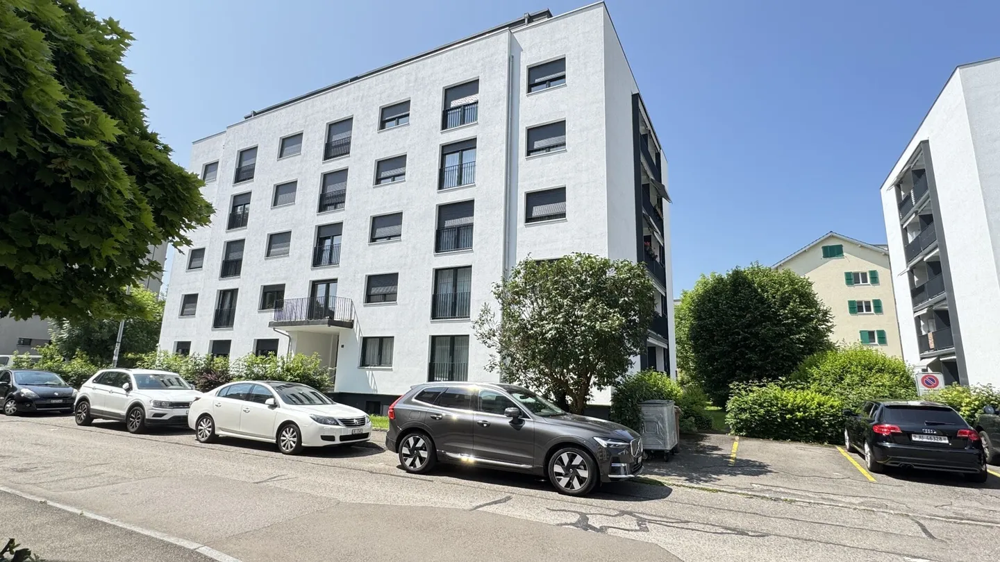 Appartamento ristrutturato di 3,5 locali con una vista magnifica e un bellissimo giardino - Foto 2 di 12