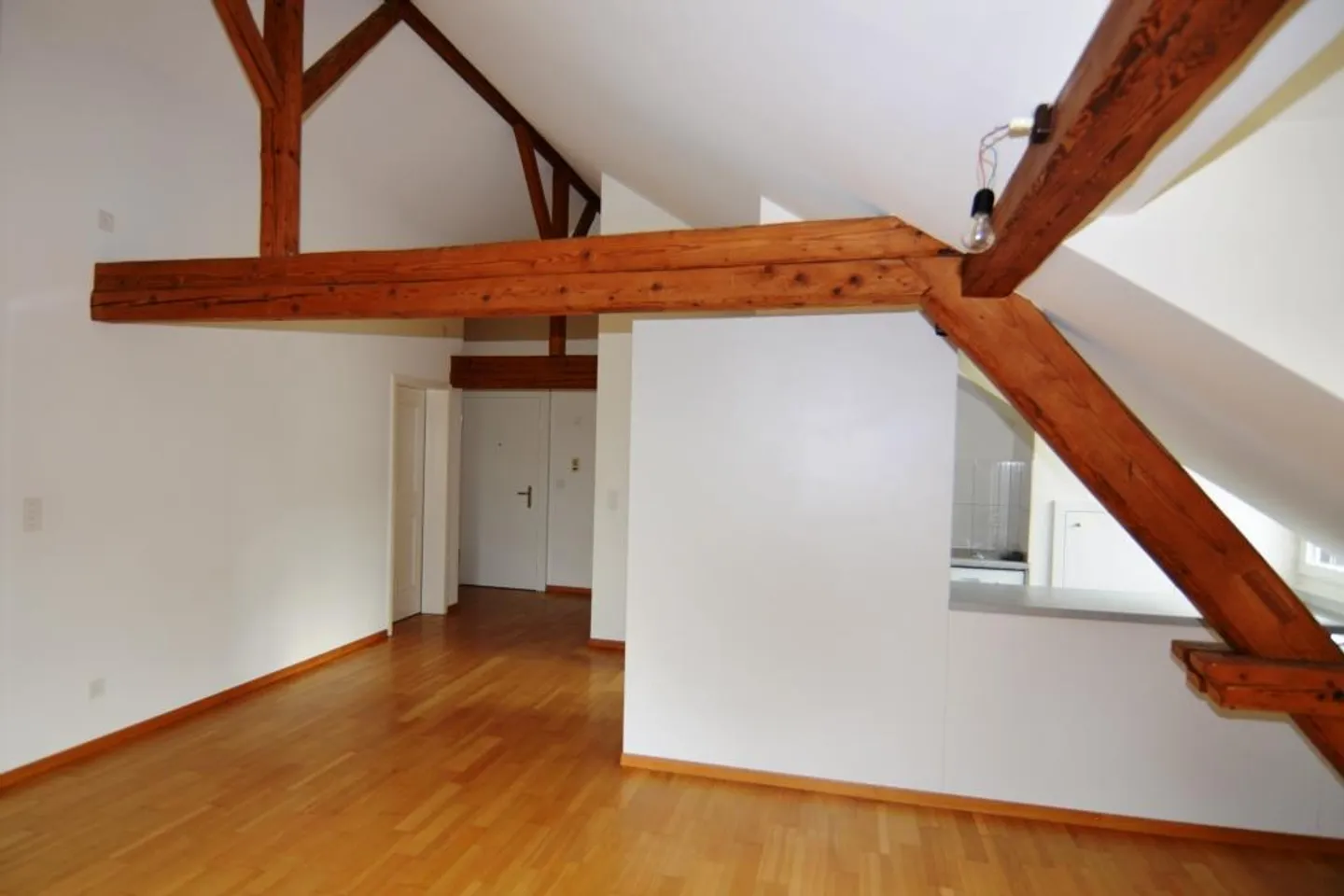 Bel et charmant appartement sous les toits de 3,5 pièces à louer - Photo 1 sur 11