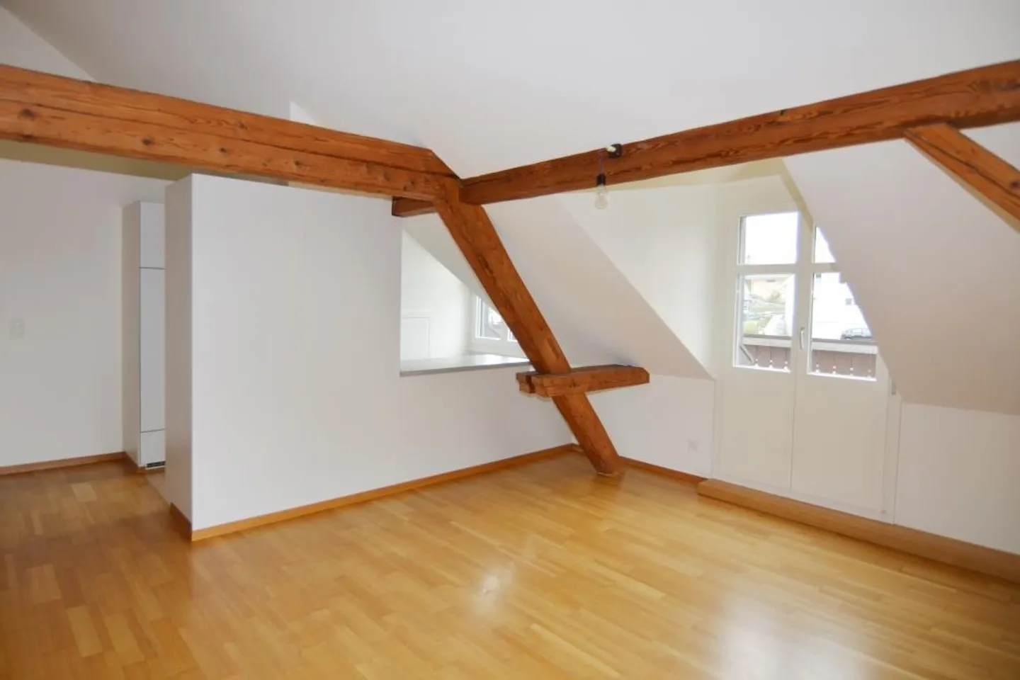 Bel et charmant appartement sous les toits de 3,5 pièces à louer - Photo 2 sur 11