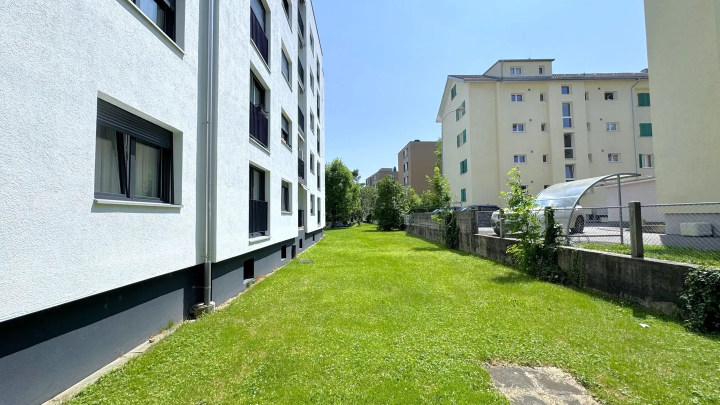 Appartamento ristrutturato di 3,5 locali con una vista magnifica e un bellissimo giardino - Foto 3 di 12