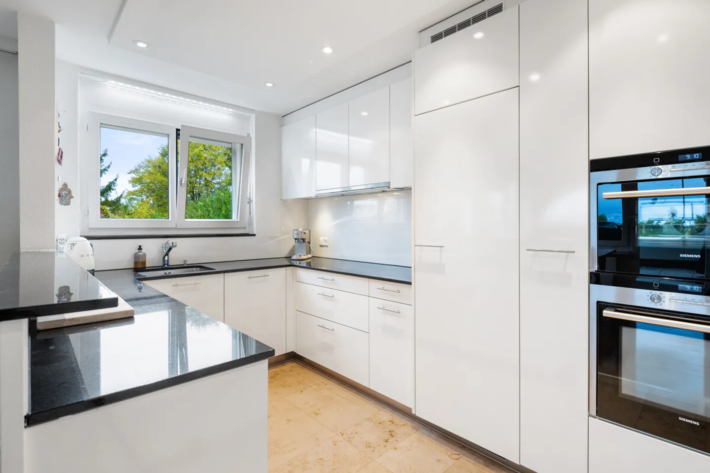 Grosszügige und helle Dachmaisonette in Küsnacht - Foto 4 von 5