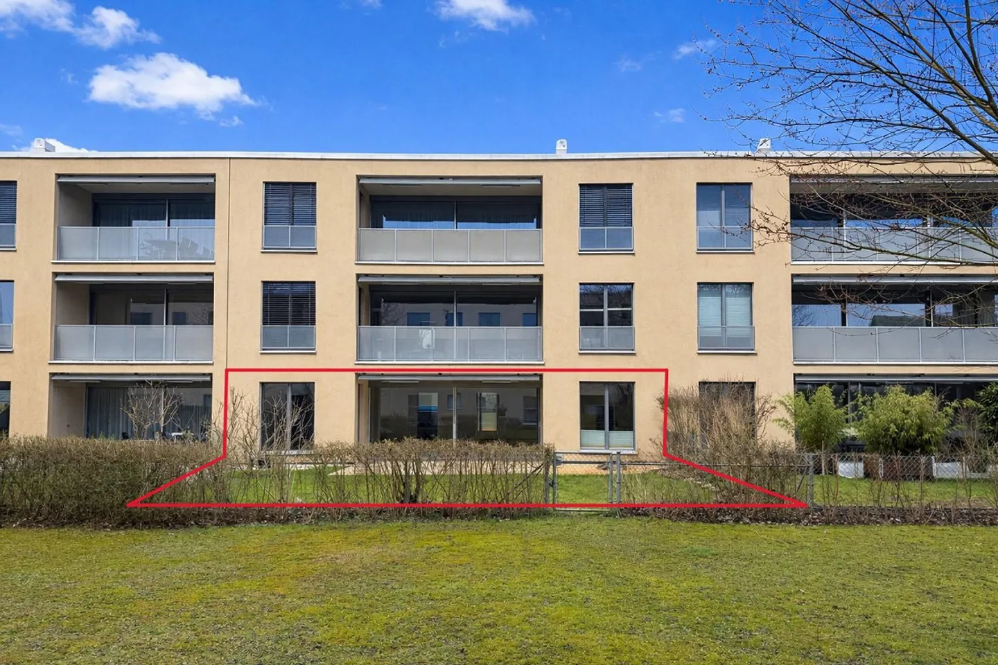 Bright 5.5-Room Garden Apartment with Plenty of Space to Live - Photo 3 of 12